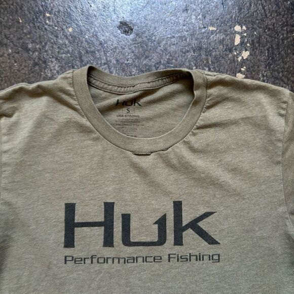 Huk Short Sleeve T-Shirt Classic Logo Performance Fishing Size Small USA Strong - Picture 1 of 10